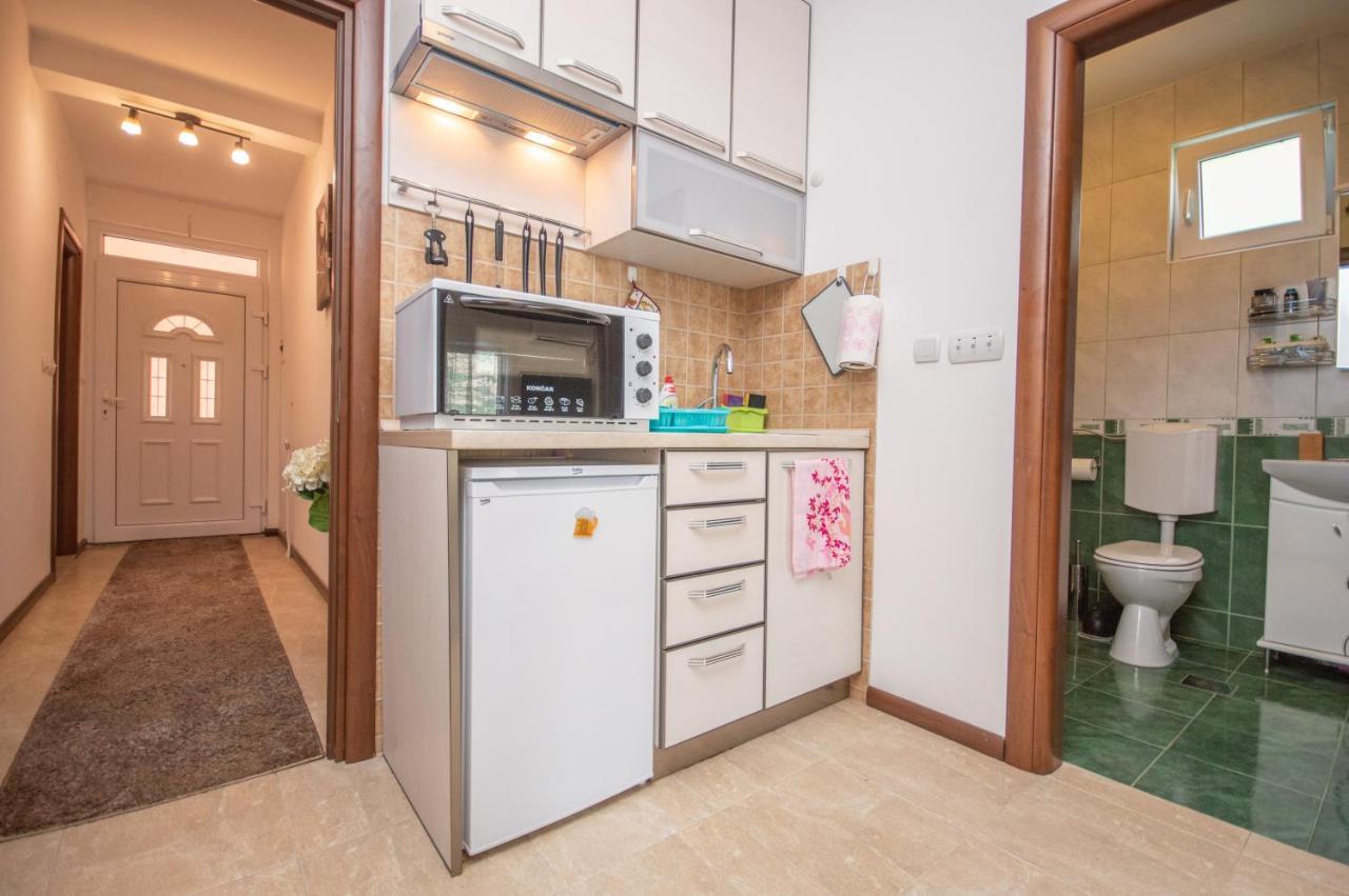Apartmani Mrsic Рисан Экстерьер фото